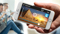 Bild på en hand som håller en smartmobil med appen FinnvedenMedia